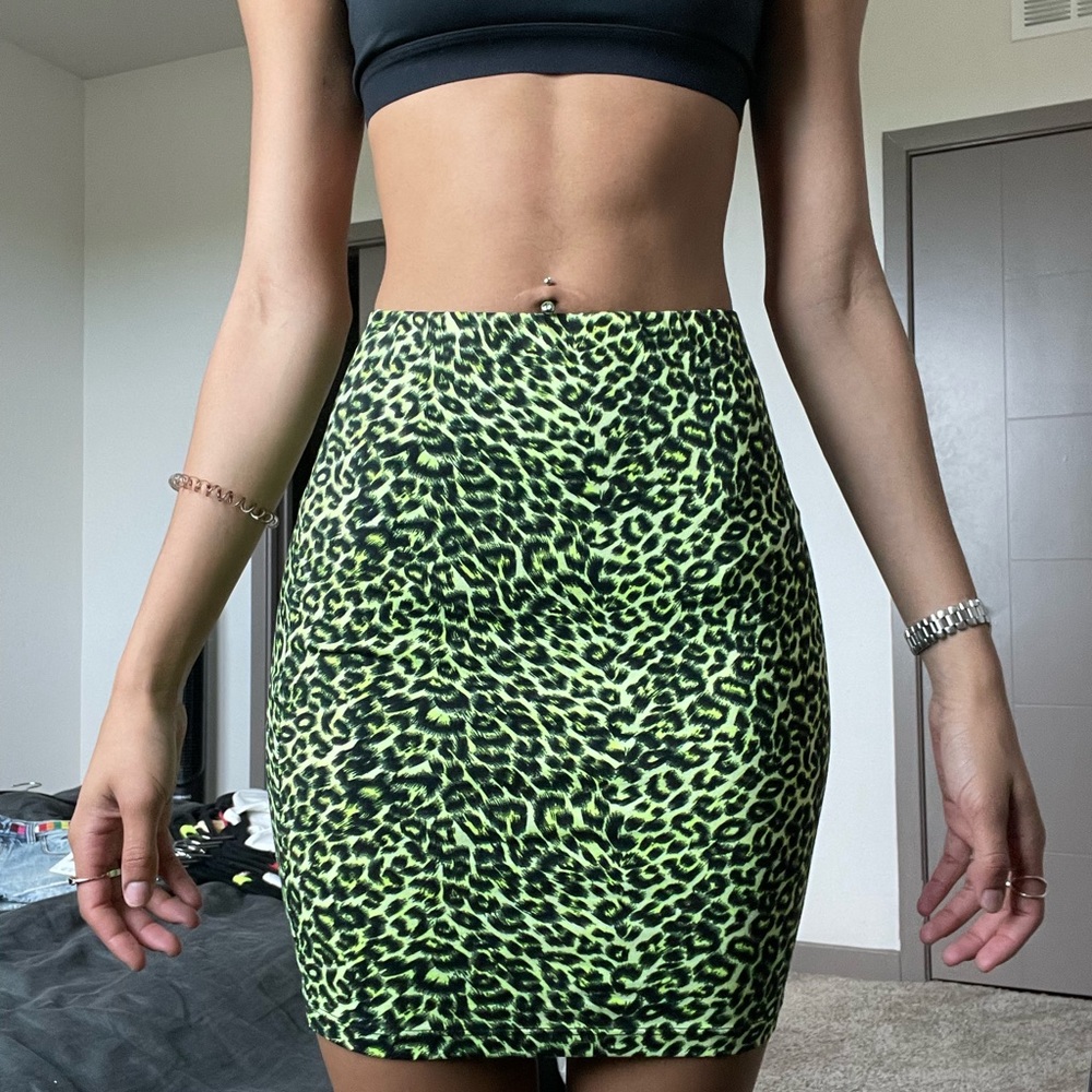 Cute neón leopard print skirt. Could be worn to a party or rave.